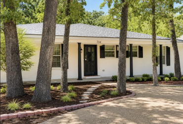 Price-Reduced ! Spacious 3-Bedroom Corsicana Home With Sunroom and Workshop | 704 Dobbins Road